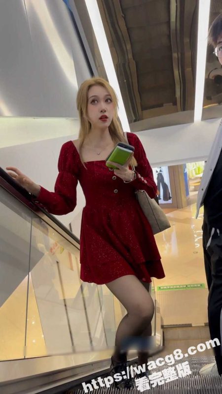 偷拍大神街头尾随 抄底性感连衣裙黑丝美女 身材很棒颜值超高的小姐姐 灰色丁字裤一看就是内骚型的-51吃瓜网