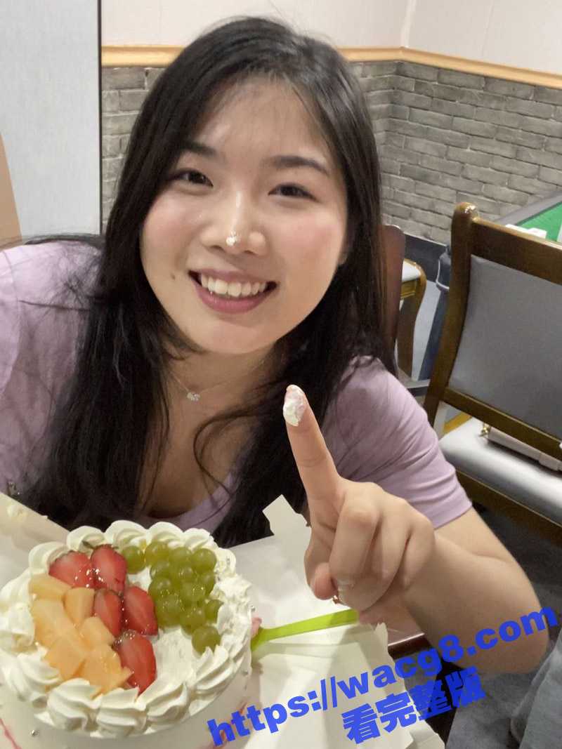 丰满身材大学生过生日 体育生弟弟仅送个蛋糕 就直接拿下后入了 被操的时候 骚逼一脸的幸福笑容 - 51吃瓜网-51吃瓜网