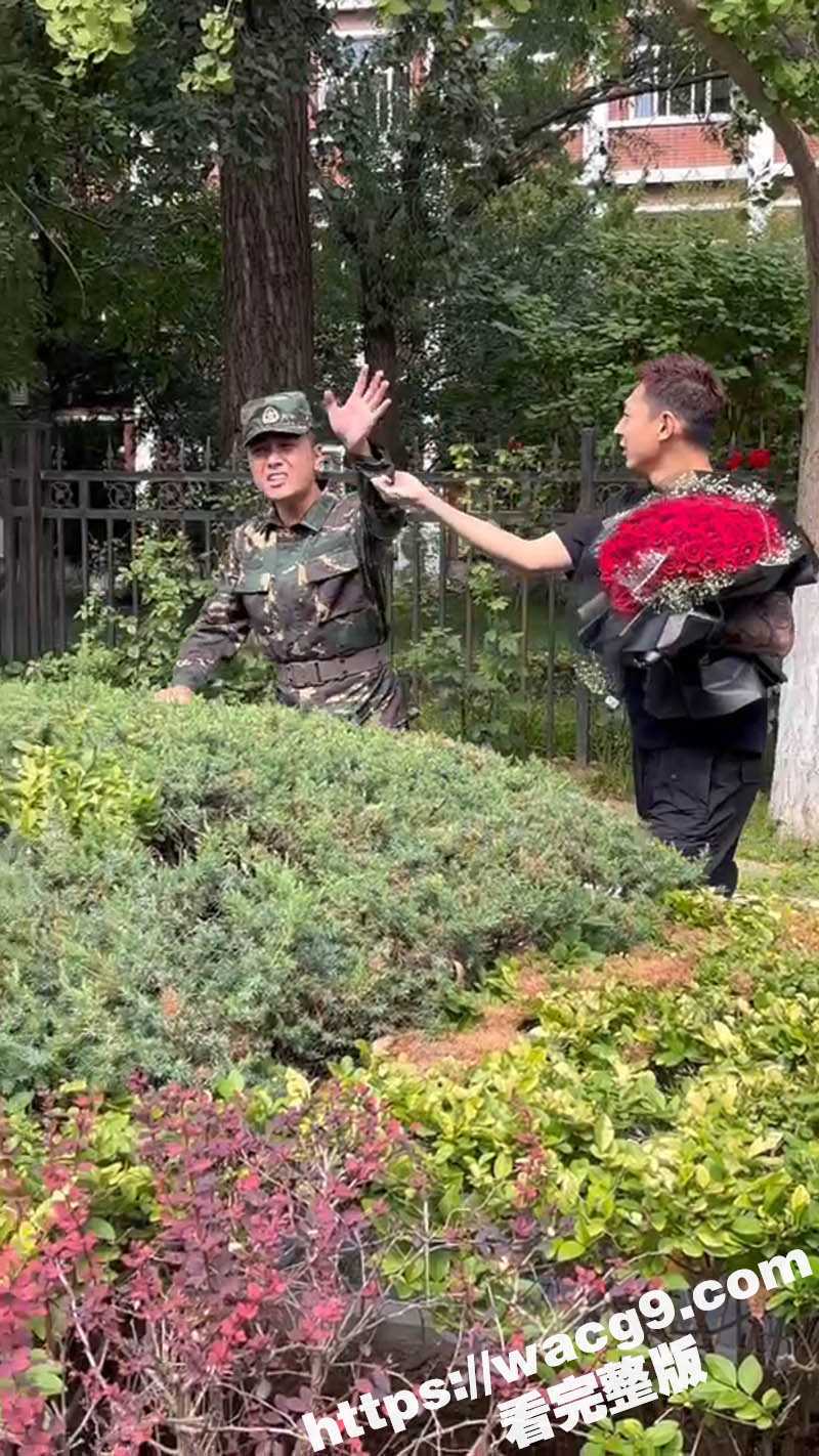 大一男新生表白教官 现场同学都在起哄 男同学抱着玫瑰花 向心仪的教官表白被拒 教官表示我不玩这个 - 51吃瓜网-51吃瓜网