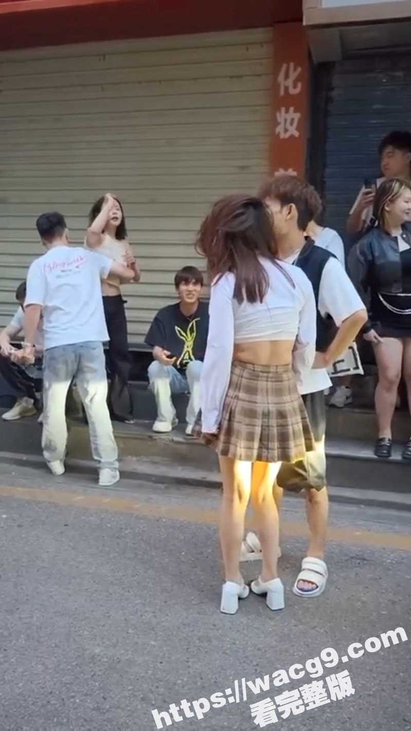 实拍漂亮小三街头被打 虽然原配也不错 但这小三身材真好啊 柔弱又白嫩的软妹 难怪能勾引到男人 - 51吃瓜网-51吃瓜网