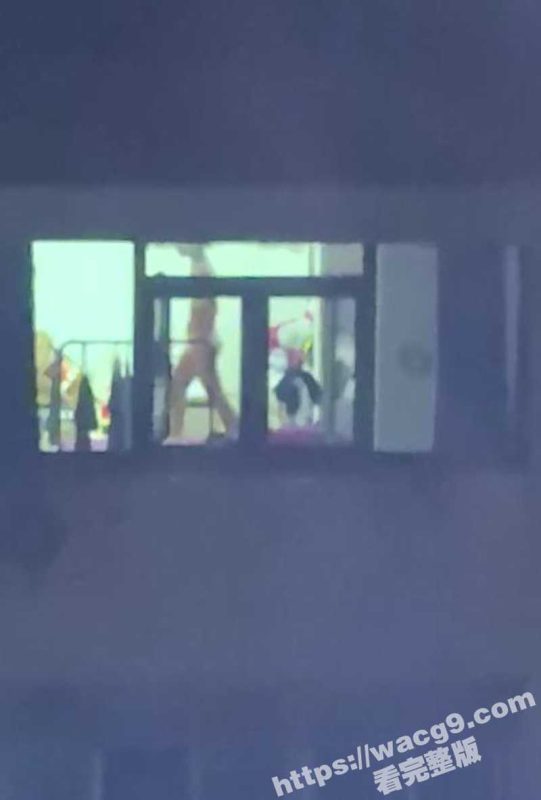 山东青岛高挑美女遭偷拍 身穿内衣内裤秀身材 对面的大哥看的口水都差点流出来！-51吃瓜网