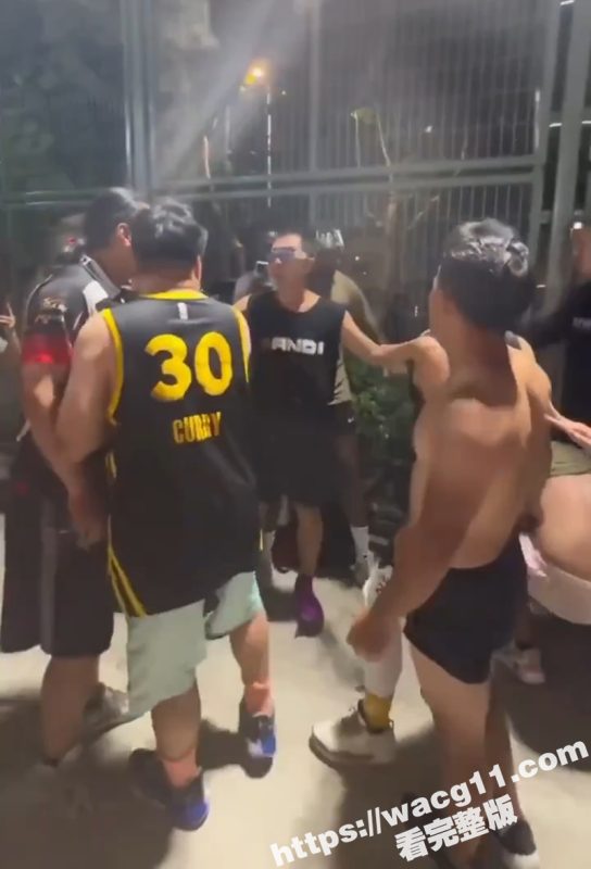 上海徐家汇公园 黑人网红弘文Tim 骂中国人老日本 还动手打人 现场却没一个中国人敢动手-51吃瓜网