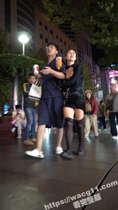 大神街头抄底微胖骚妇 包臀裙下几乎看不见红色丁字裤得身影 一眼过去就是白花花得肥臀！-51吃瓜网