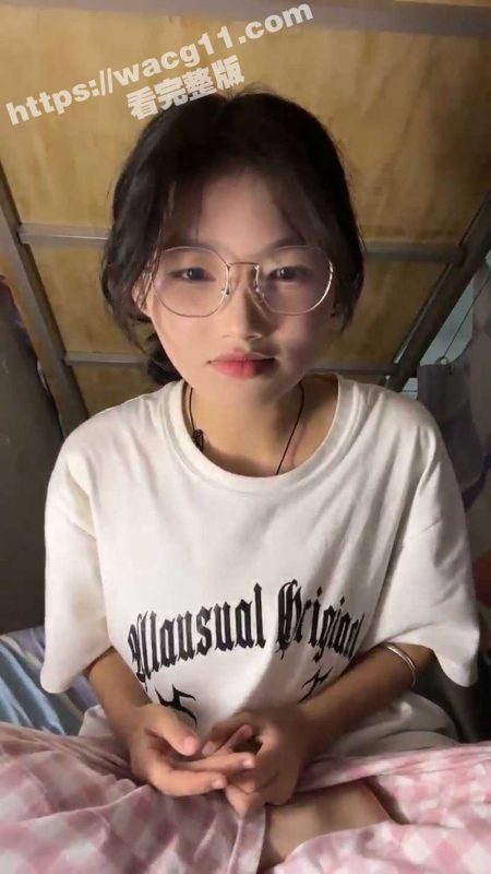 大学女神自慰偷拍曝光！211高校的眼镜妹反差婊，在宿舍蚊帐里疯狂发骚，贫乳玩弄假屌，爽到痉挛高潮！-51吃瓜网