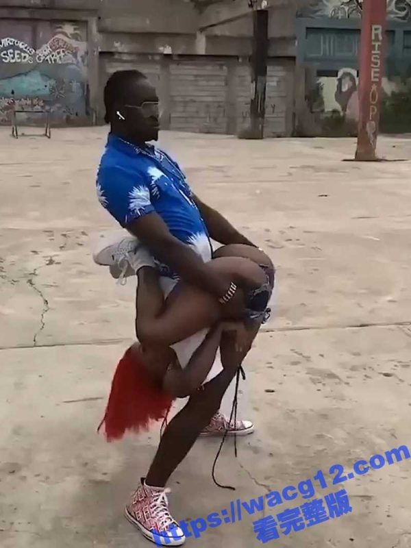 黑哥与几位黑妹上演床上功夫演绎 各种高难度动作层出不穷 可能这就是黑人哈尼的魅力吧！-51吃瓜网