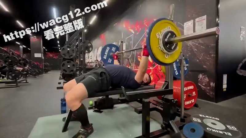 震惊  某健身房视频传疯了 壮汉在健身时候造百斤杠铃压喉50秒无人问津帮忙 不知道后面还有救吗-51吃瓜网