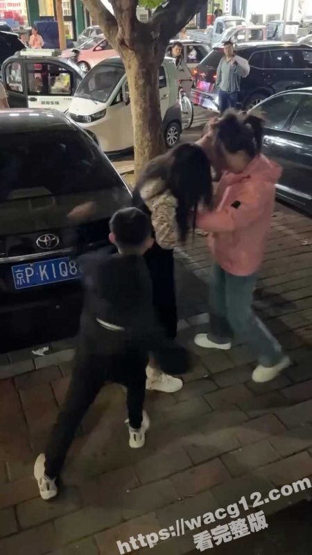 石家庄正定当街一小三被原配和她儿子堵在大街上拉扯殴打 小孩哥也是将不满的情绪发泄到小三身上!-51吃瓜网