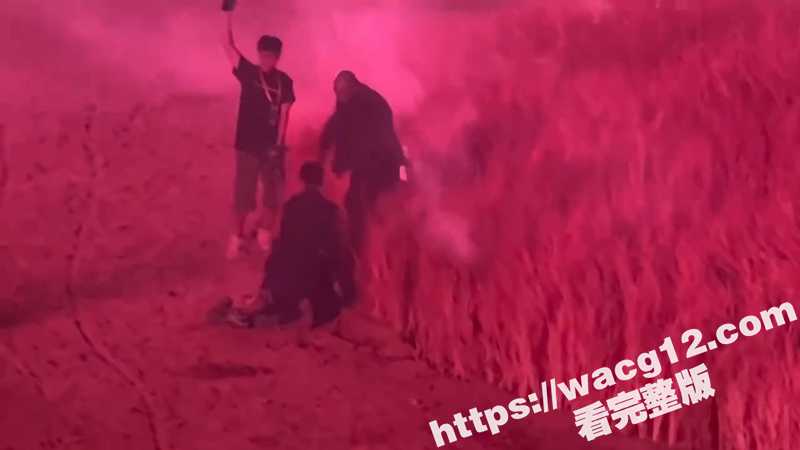 海南海口侃爷试听会 国内说唱歌手孩子王 竟然冲上舞台 试图与侃爷拥抱 最后被保安控制住带走-51吃瓜网