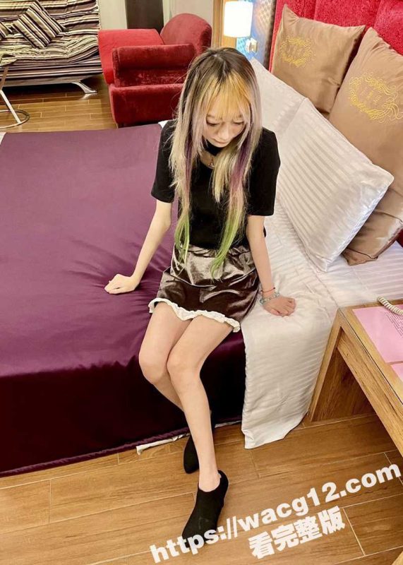 IG小网红惨遭金主蹂躏！娇小身躯被各种姿势操到哭泣 粉嫩美穴红肿不堪！-51吃瓜网