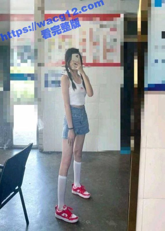 趁爸妈不在家 偷偷溜进妹妹的房间强插妹妹的小嫩逼 每一下都直达子宫 把妹妹干的不停的高潮 ！-51吃瓜网