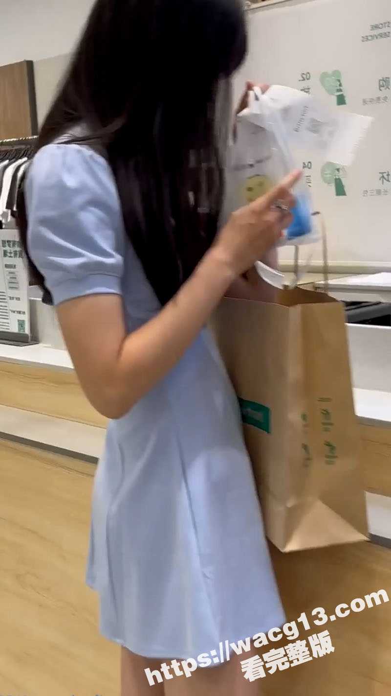 抄底大神美女底裤探测器又拉铃了 商场一路跟踪抄底短裙美女 白色的内裤关不住想出来透气的毛毛！ - 51吃瓜网-51吃瓜网