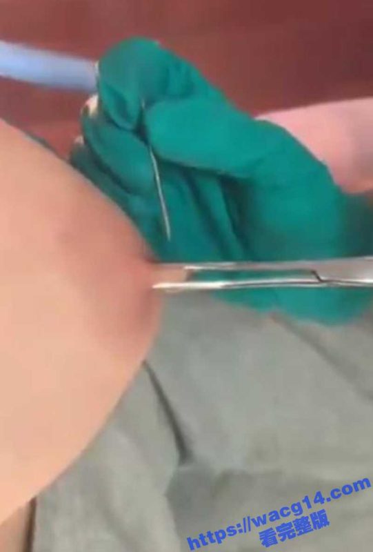 兄弟们快来欣赏 带女友打乳钉 美乳细腰配上性感乳钉 魅惑又狂野 敏感得一碰就有反应 打了乳钉会不会漏奶呢？-51吃瓜网