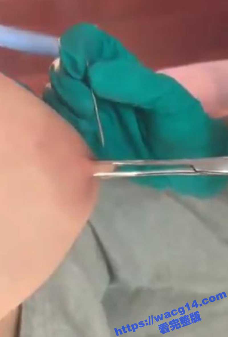 兄弟们快来欣赏 带女友打乳钉 美乳细腰配上性感乳钉 魅惑又狂野 敏感得一碰就有反应 打了乳钉会不会漏奶呢？ - 51吃瓜网-51吃瓜网