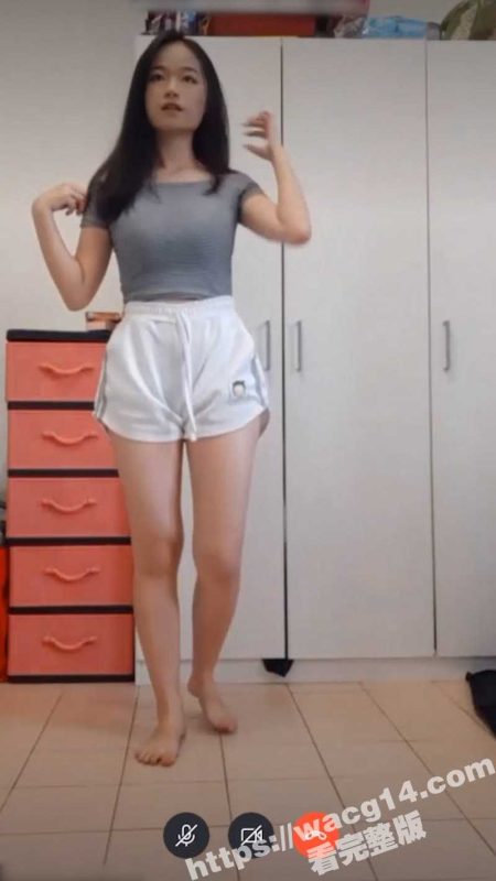 清纯高颜值大学生在网上面试模特 被骗子忽悠脱衣全裸展示身材！白嫩挺立的奶子保养的非常完美！-51吃瓜网