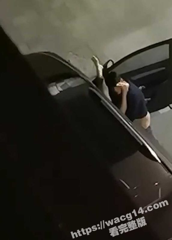 居民楼车震野战被偷拍 大哥全程谨慎东张西望 可能是过于紧张 2分钟就解决战斗！-51吃瓜网