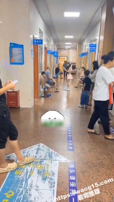 广东揭阳精神病少女 穿着暴露在科室门口跳舞 衣服都是精心打扮的 大胆装扮引人注目！-51吃瓜网