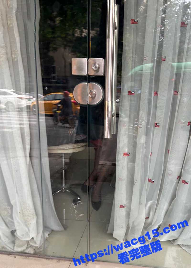 探洞大神小钢炮成都探店惊喜！发现高质量黑丝大长腿美女立即拖进房间狂操骚逼！ - 51吃瓜网-51吃瓜网