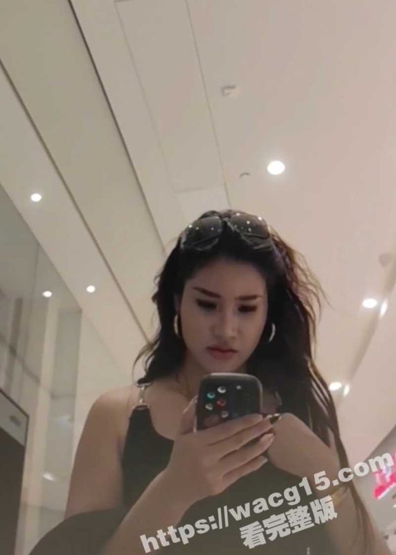 街头偷拍！超短裙混血小姐姐与闺蜜逛街 黑色丁字裤性感诱惑值拉满！-51吃瓜网