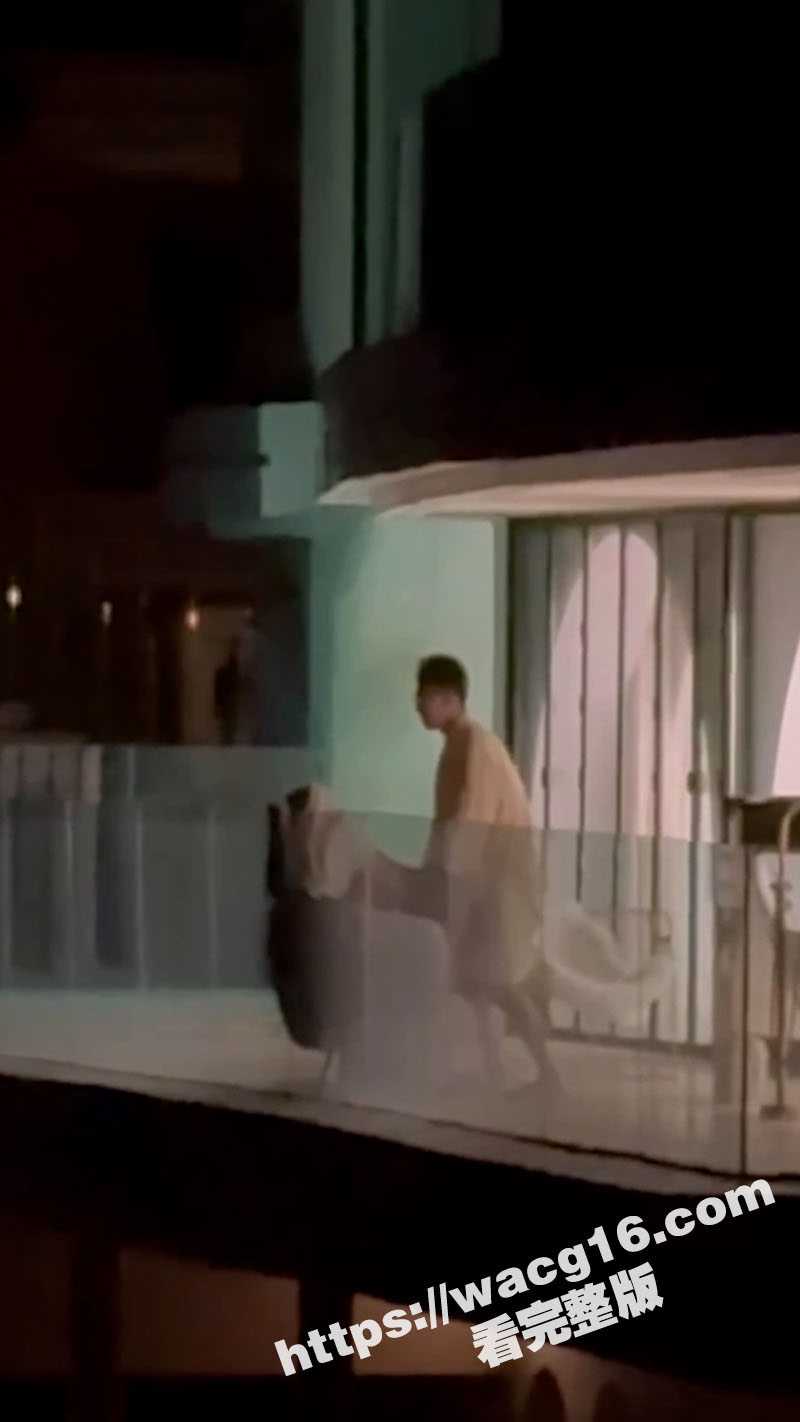 情侣酒店露天阳台做爱 被全程录像完全不避讳他人 女生羞涩地想要躲避镜头 却被男生牢牢按住! - 51吃瓜网-51吃瓜网