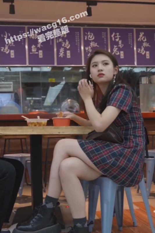 大神商场抄底格子短裙气质美女 胴体雪白吹弹可破 紧窄勒穴勾人眼球 美腿中间白内诱惑十足！-51吃瓜网