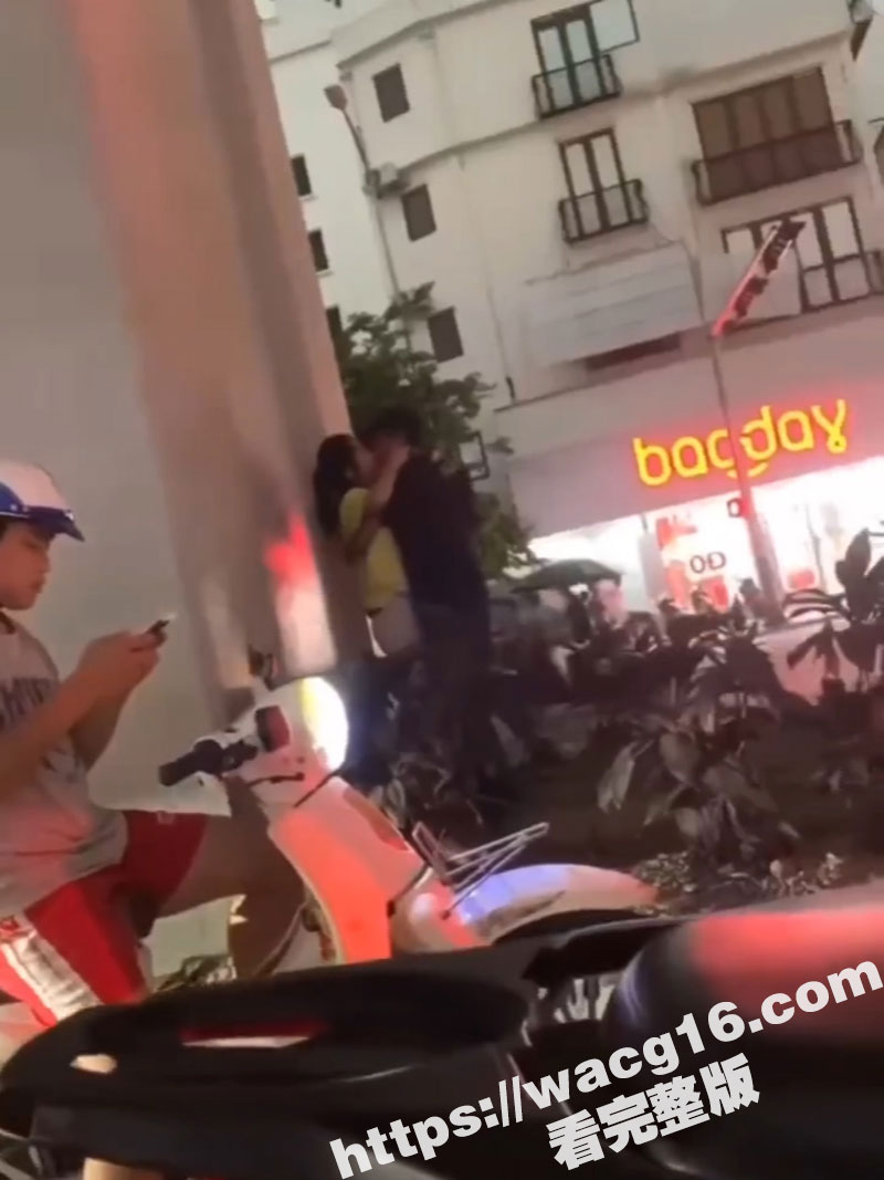 深夜桥下一对男女在人来人往的马路边行苟且之事 先是不停摸奶亲吻 后来更是直接脱下内裤准备从后插入！ - 51吃瓜网-51吃瓜网