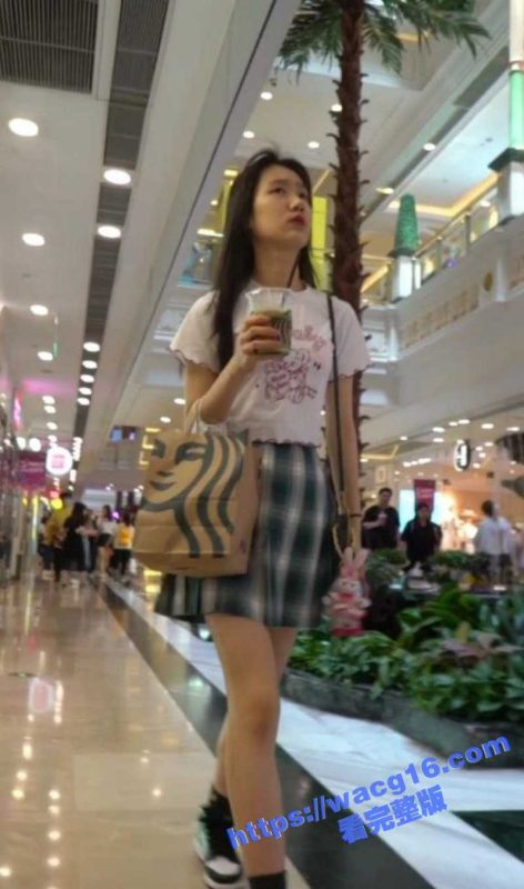 抄底大神超市偷拍高挑气质短裙妹 白里透红肌肤水润美腿粉内绝顶诱惑 裙底风光十分香艳！-51吃瓜网