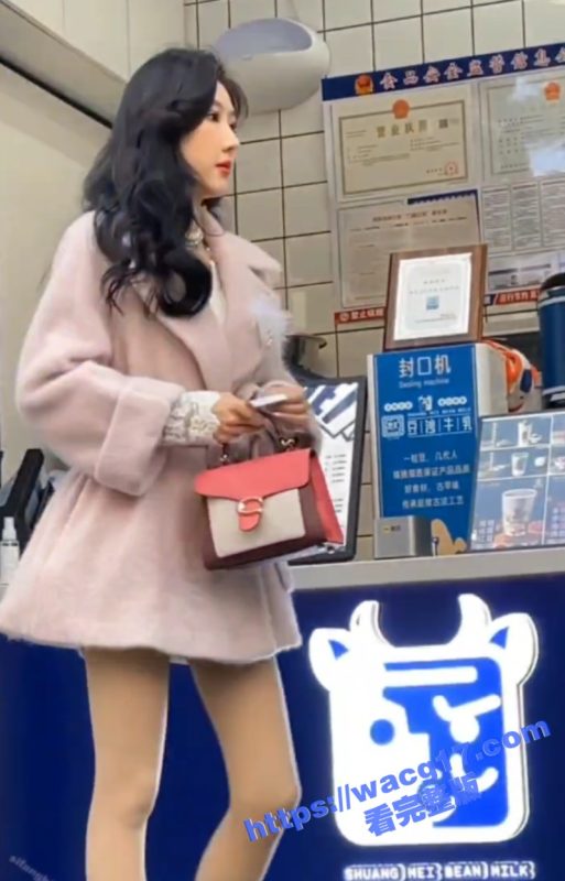 抄底大神街拍气质美少妇！当我看到这个极品骚货的时候就走不动路了！这是什么神仙颜值？-51吃瓜网