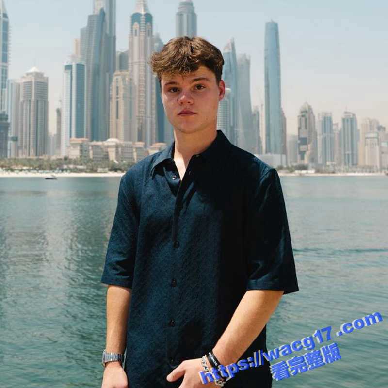 美国网红杰克·多尔蒂直播玩着手机飙车酿惨剧 豪车迈凯轮失控撞毁 好友头破血流 Kick平台紧急将其封禁！ - 51吃瓜网-51吃瓜网