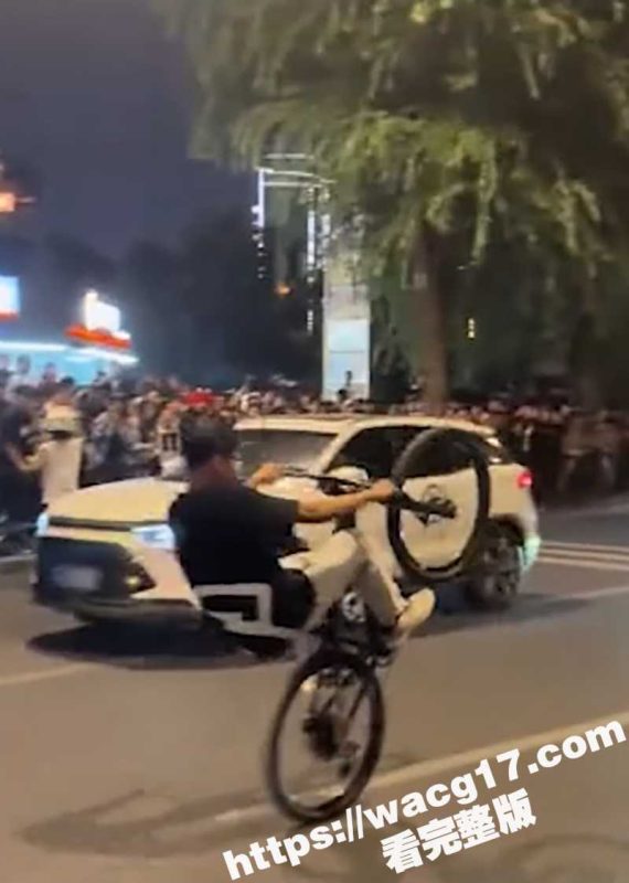 济南解放阁深夜惊现刺激飙车放烟花大戏！鬼火少年与警察保安上演世纪大战，场面一度失控！-51吃瓜网