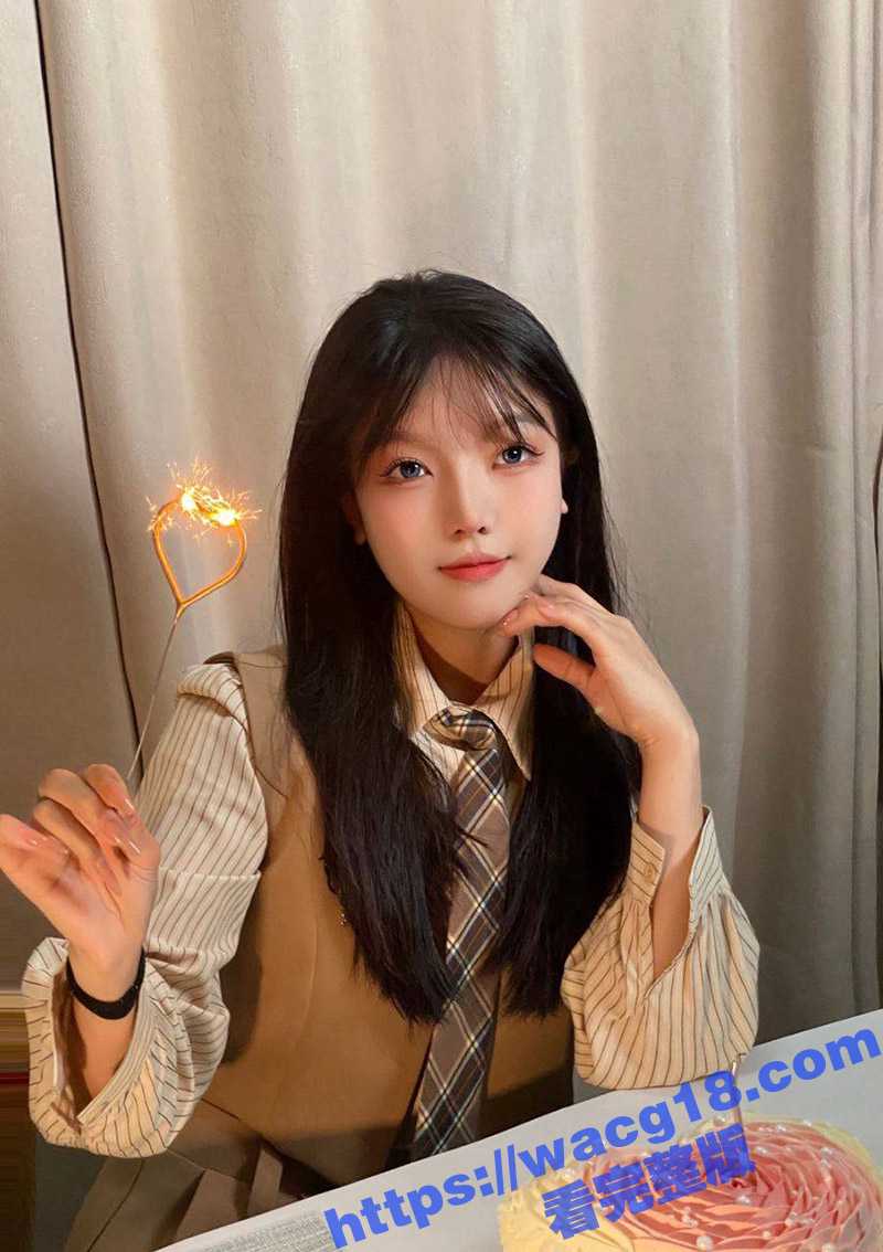 海角兄妹乱伦 房间偷操清纯表妹 书桌上玩弄着极品嫩穴 最后还被表妹口爆 实在是太爽了！ - 51吃瓜网-51吃瓜网