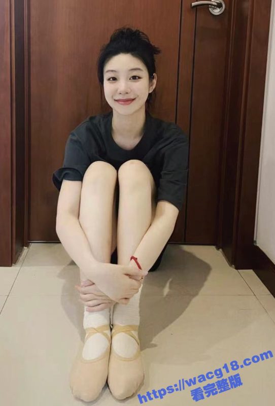 舞蹈生学姐约炮与金主花样3P 黑丝美腿包臀裙 两根肉棒换着吃 被前后爆肏直呼“太爽了!”-51吃瓜网