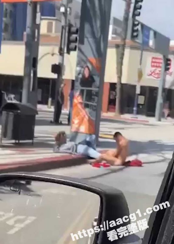 大庭广众下的性癖怪人 美国街头惊现赤身男人 抓着路边流浪汉的脚插入裤裆脚淫-51吃瓜网