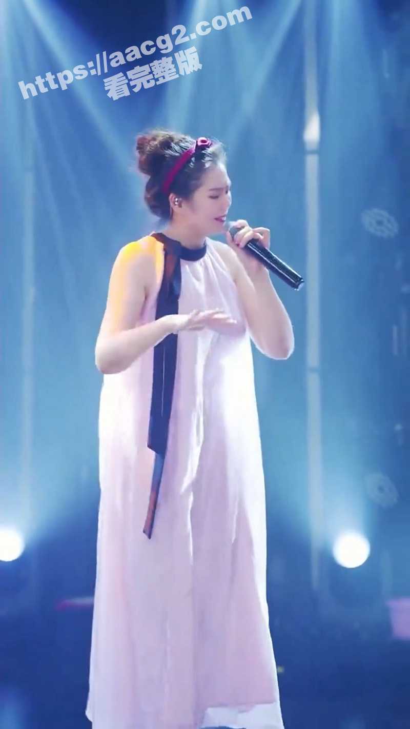 抖音女网红 王乙翕 穿透视装上舞台 一边唱歌一边抖奶 光凭唱歌就能吸引两万多人观看 你敢信吗？ - 51吃瓜网-51吃瓜网