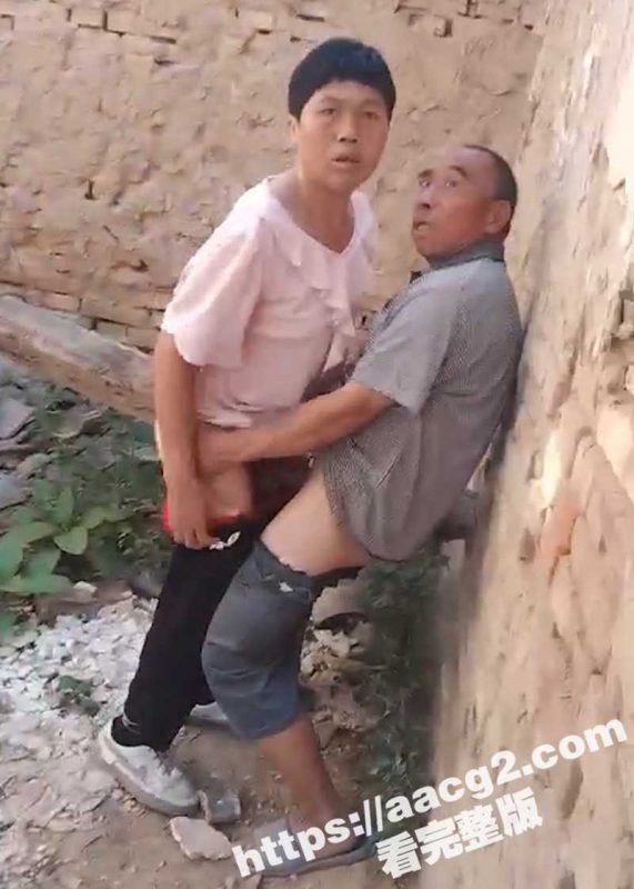 炸裂大型抓奸修罗场！亲生儿子废弃房屋抓奸 撞破母亲与陌生老男人户外苟合 淫荡行为！！-51吃瓜网