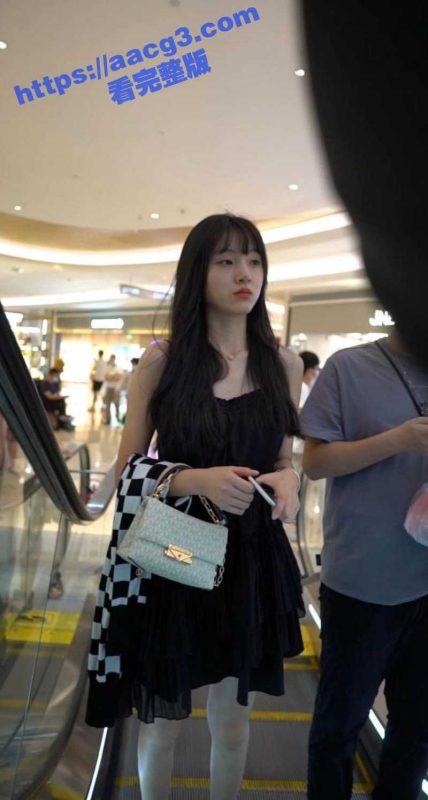 抄底大神商场尾随3位包臀裙极品美女 修长美腿紧夹白色T字骚内 裙底风光美妙绝伦-51吃瓜网