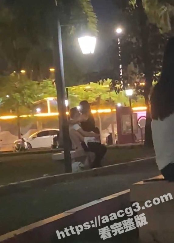 公园情侣当街激战 旁若无人疯狂骑乘 少女青春无羁 行人视而不见 香艳画面震惊路人-51吃瓜网