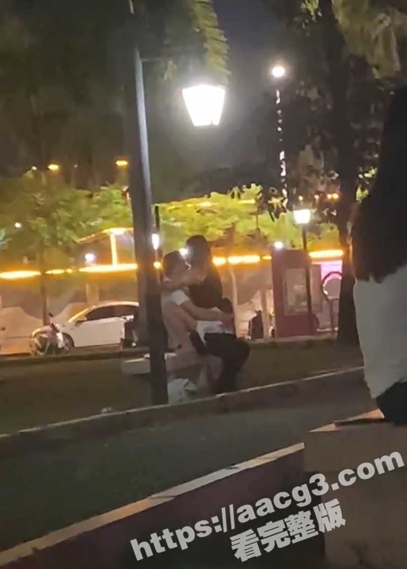 公园情侣当街激战 旁若无人疯狂骑乘 少女青春无羁 行人视而不见 香艳画面震惊路人 - 51吃瓜网-51吃瓜网