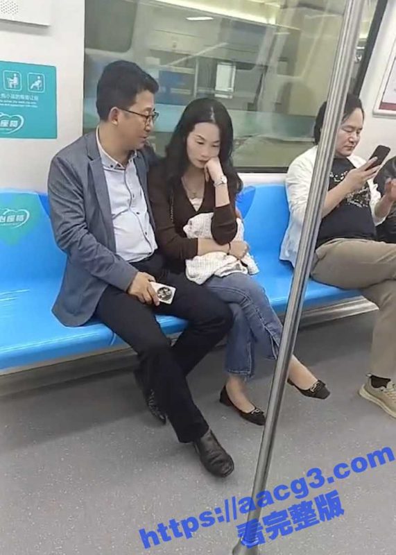 江苏地铁上渣渣女左拥右抱 这娘们太污她到底是谁的呀？这女的真吃香 这真不怕熟人看到吗？-51吃瓜网