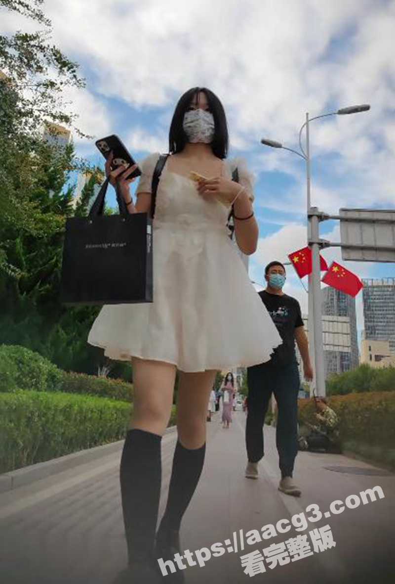 青岛尾随偷拍真空白裙美女 白皙美腿摆动露出茂密阴毛 裙底风格尽收眼底 - 51吃瓜网-51吃瓜网