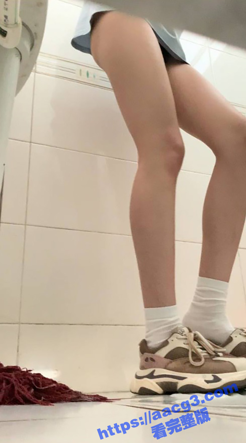 学校厕所惊现小情侣激情操逼 学生妹被后入捂嘴不敢呻吟还惨遭内射 - 51吃瓜网-51吃瓜网