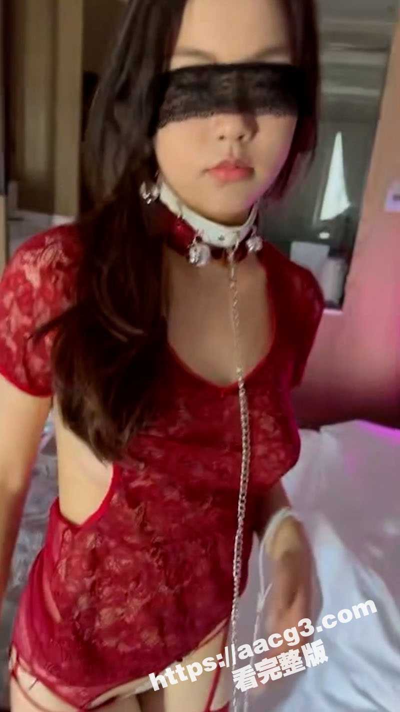 肥猪土豪包养的乖巧母狗戴上狗链 主动伸出舌头深喉吃下主人吐出的口水 一线天小穴刚插就满是水 - 51吃瓜网-51吃瓜网