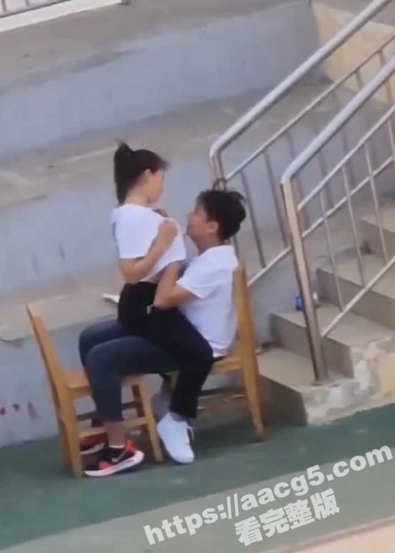 校园恋人户外性爱大冒险 小情侣操场发情 饥渴难耐白日宣淫！撩衣揉奶激情缠绵！-51吃瓜网