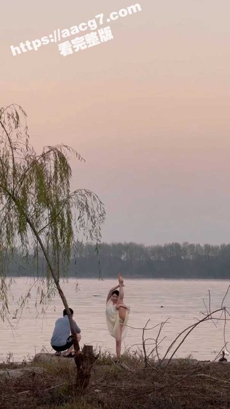 网友公园邂逅舞蹈生透视装拍大尺度写真  阴毛浓密黑森林若隐若现 一字马劈叉疯狂故意擦边玩露出-51吃瓜网