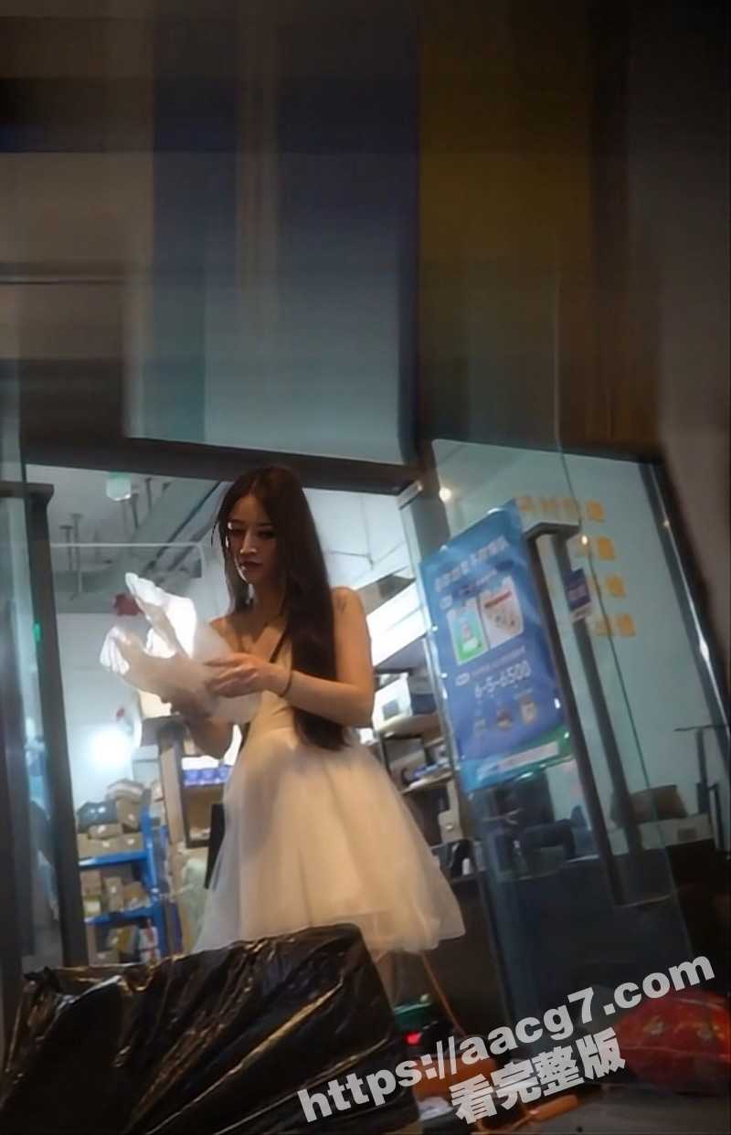 抄底大神商场偷拍 惊现开裆黑丝无内荡妇 紧窄蜜穴勾人心神 浓密阴毛完美呈现 - 51吃瓜网-51吃瓜网