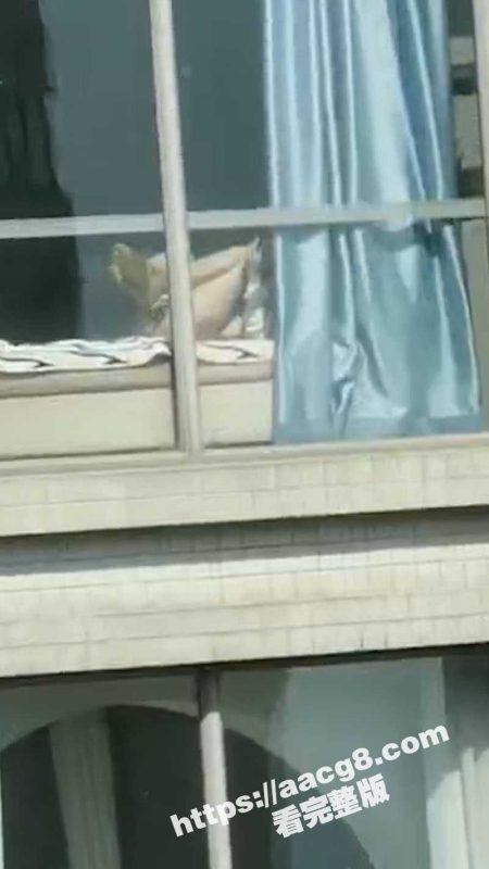 男子阳台晒太阳偶遇香艳场景 对面美女竟赤裸露阴 这么好的天气适晒晒逼补补钙啊-51吃瓜网