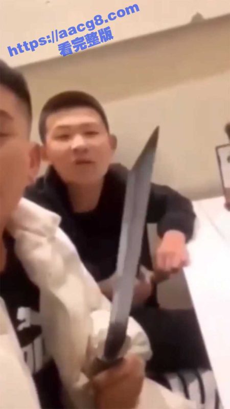 震惊!哈尔滨五常二中 惊现校园霸凌 几名辍学闲散人员 持刀威胁学生 当街堵人直接下手砍-51吃瓜网