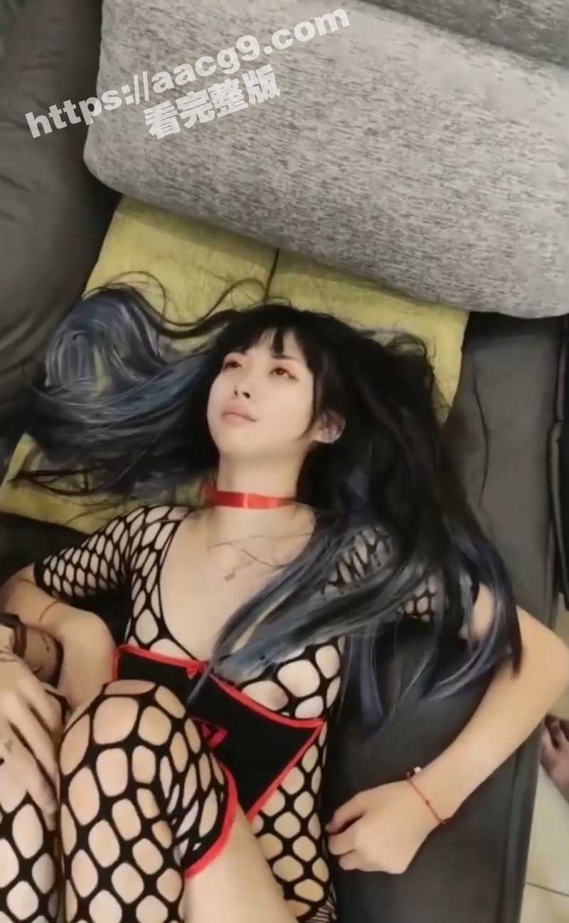 极品娇小双马尾萝莉 连体渔网袜大秀 白虎嫩穴遭3P轮流猛插 表情一脸生无可恋 - 51吃瓜网-51吃瓜网