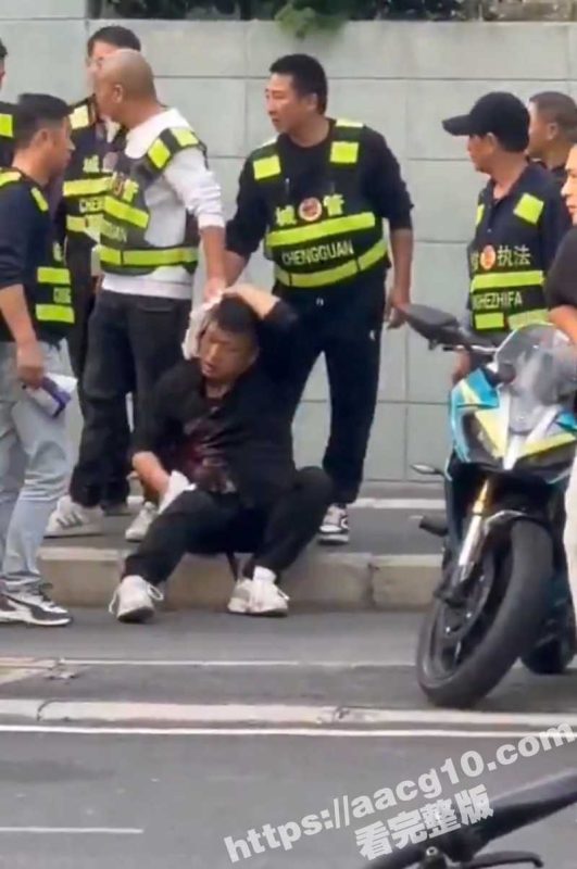 近日合肥师范学院 锦绣校区南门 城管驱散商贩时被持刀砍伤 现场聚集大量城管！-51吃瓜网