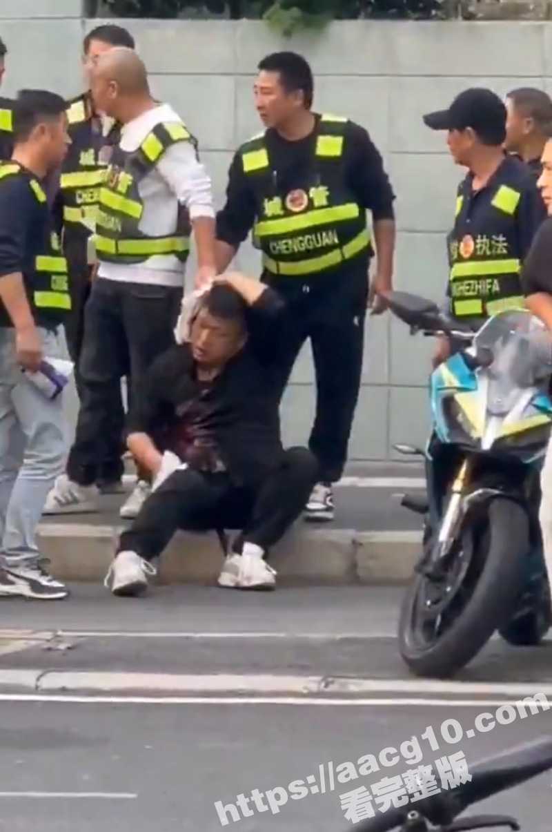 近日合肥师范学院 锦绣校区南门 城管驱散商贩时被持刀砍伤 现场聚集大量城管! - 51吃瓜网-51吃瓜网