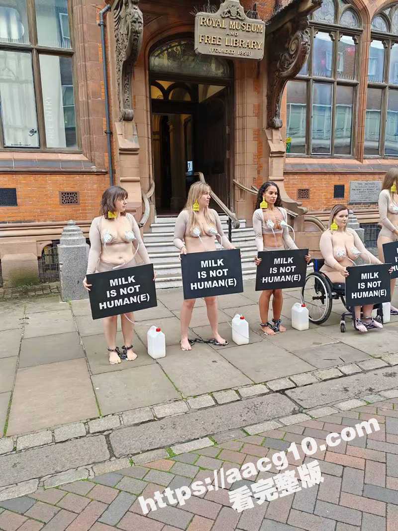 英国女权运动抗议牛奶生产不人道 各路美女自发齐刷刷穿戴挤奶器游街 号召饮用人奶而非牛奶 - 51吃瓜网-51吃瓜网